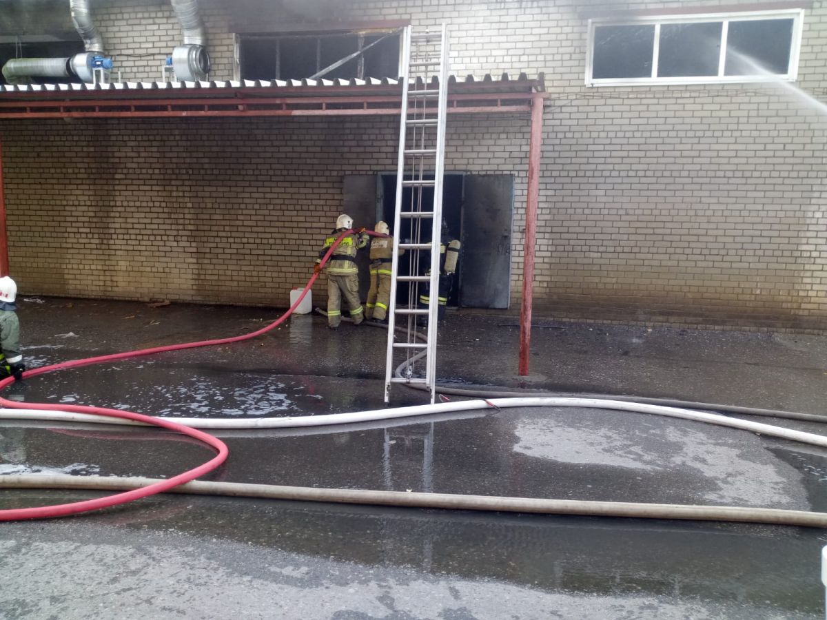 20 человек эвакуировали из-за пожара на производстве в Буденновске