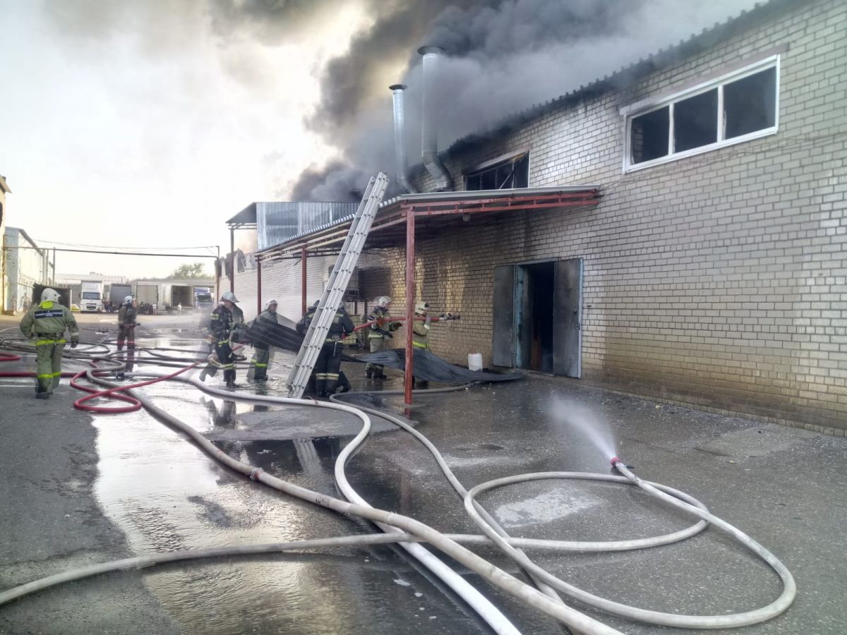 20 человек эвакуировали из-за пожара на производстве в Буденновске