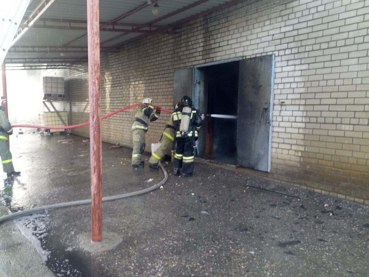 20 человек эвакуировали из-за пожара на производстве в Буденновске