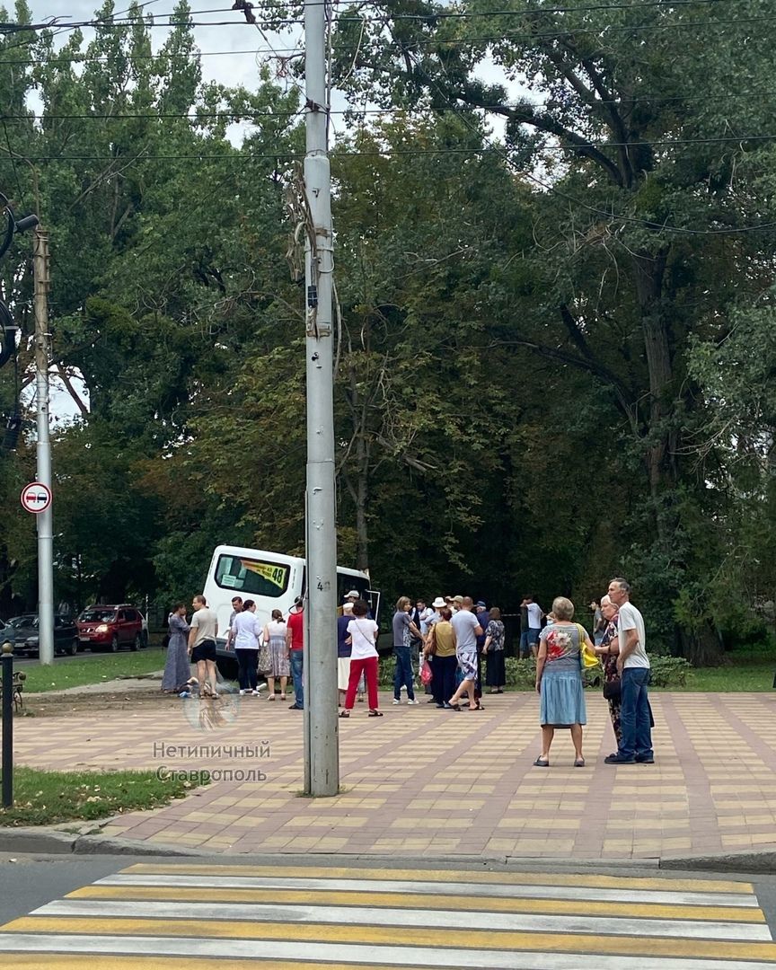 В Ставрополе маршрутка врезалась в дерево и сбила прохожего
