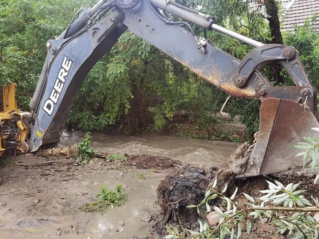 В Пятигорске устраняют последствия ночного ливня  В Пятигорске устраняют последствия ночного ливня