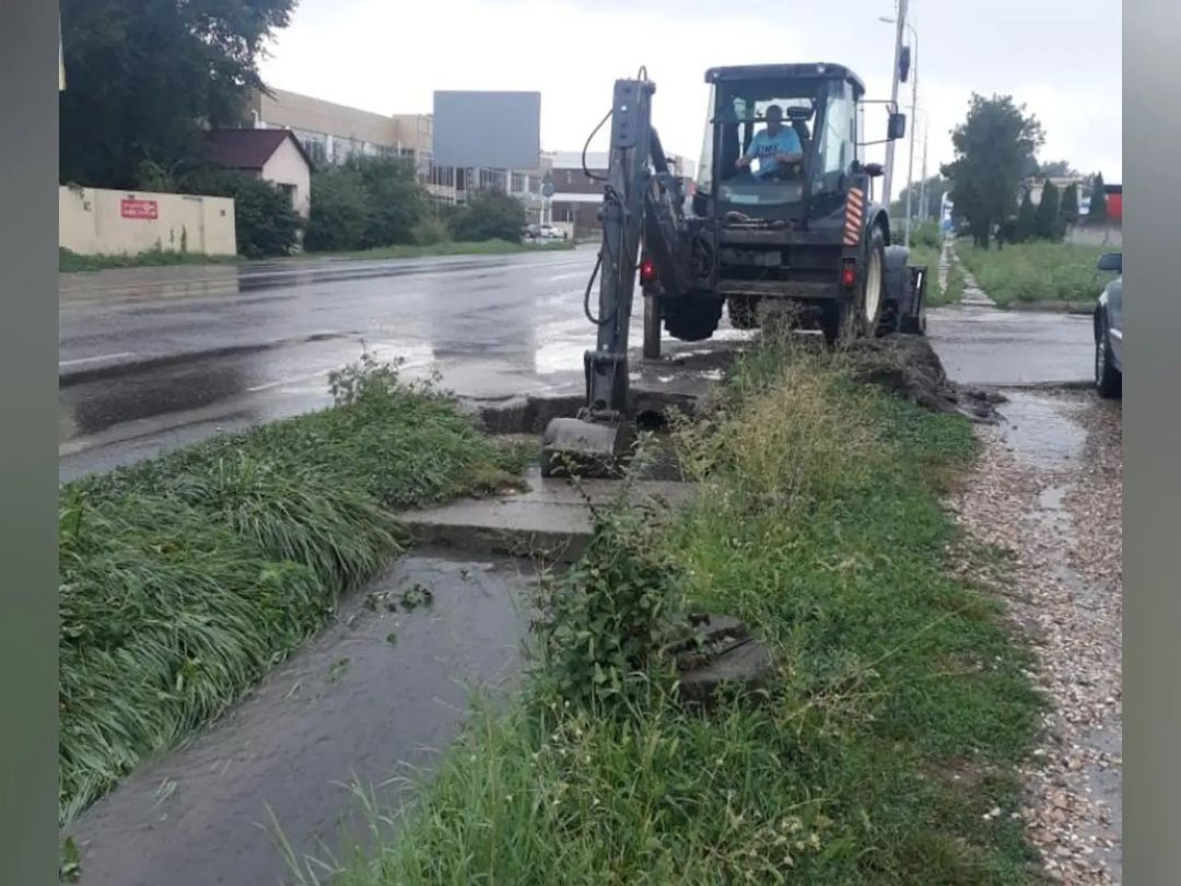 В Пятигорске устраняют последствия ночного ливня  В Пятигорске устраняют последствия ночного ливня