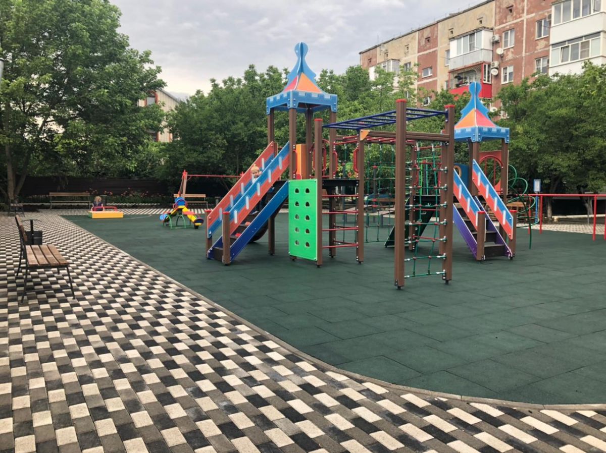 В Ставрополе построили детскую площадку во дворе дома, пострадавшего от пожара 