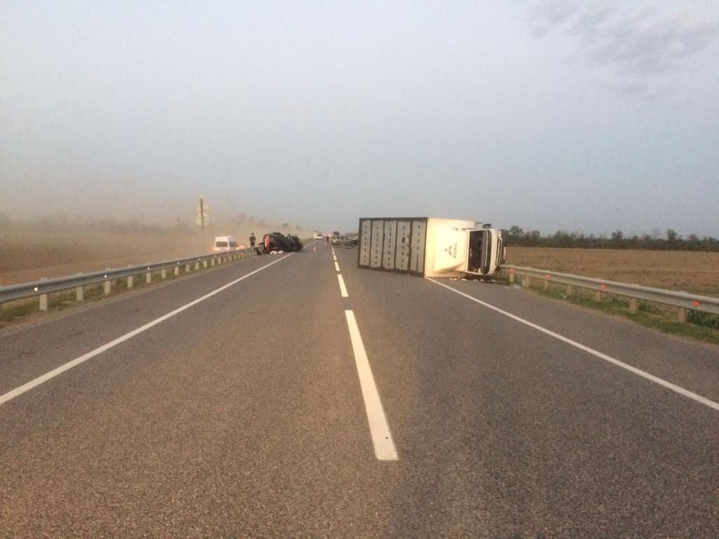 На Ставрополье 5 человек погибли в ДТП с грузовиком и 3 автомобилями На Ставрополье 5 человек погибли в ДТП с грузовиком и 3 автомобилями