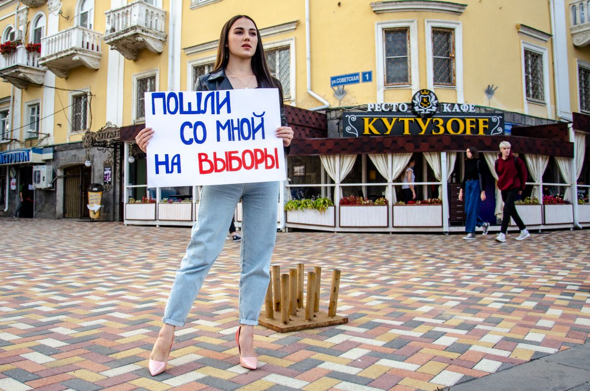 В Ставрополе девушка вышла на улицу с плакатом «Пошли со мной на выборы» |  19.09.2021 | Ставрополь - БезФормата