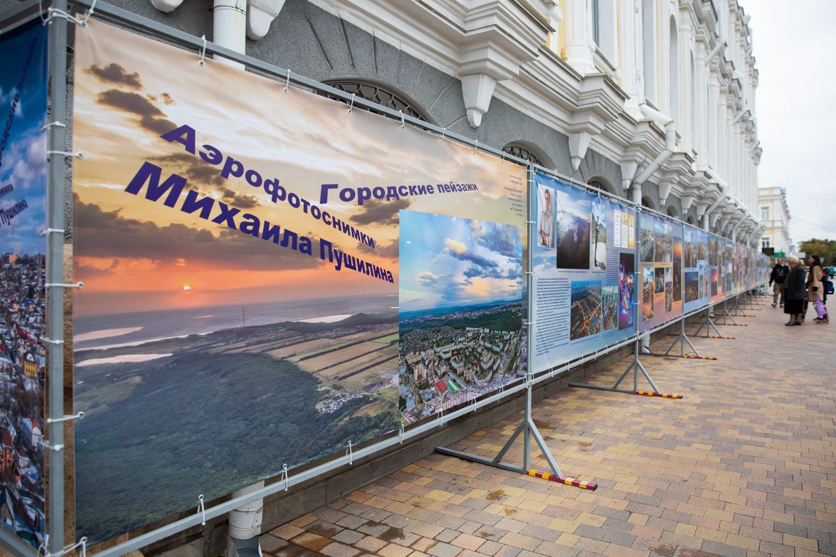 В Ставрополе у краеведческого музея проходит фотовыставка «Городские пейзажи». Фото: администрация Ставрополя. В Ставрополе у краеведческого музея проходит фотовыставка «Городские пейзажи». Фото: администрация Ставрополя.