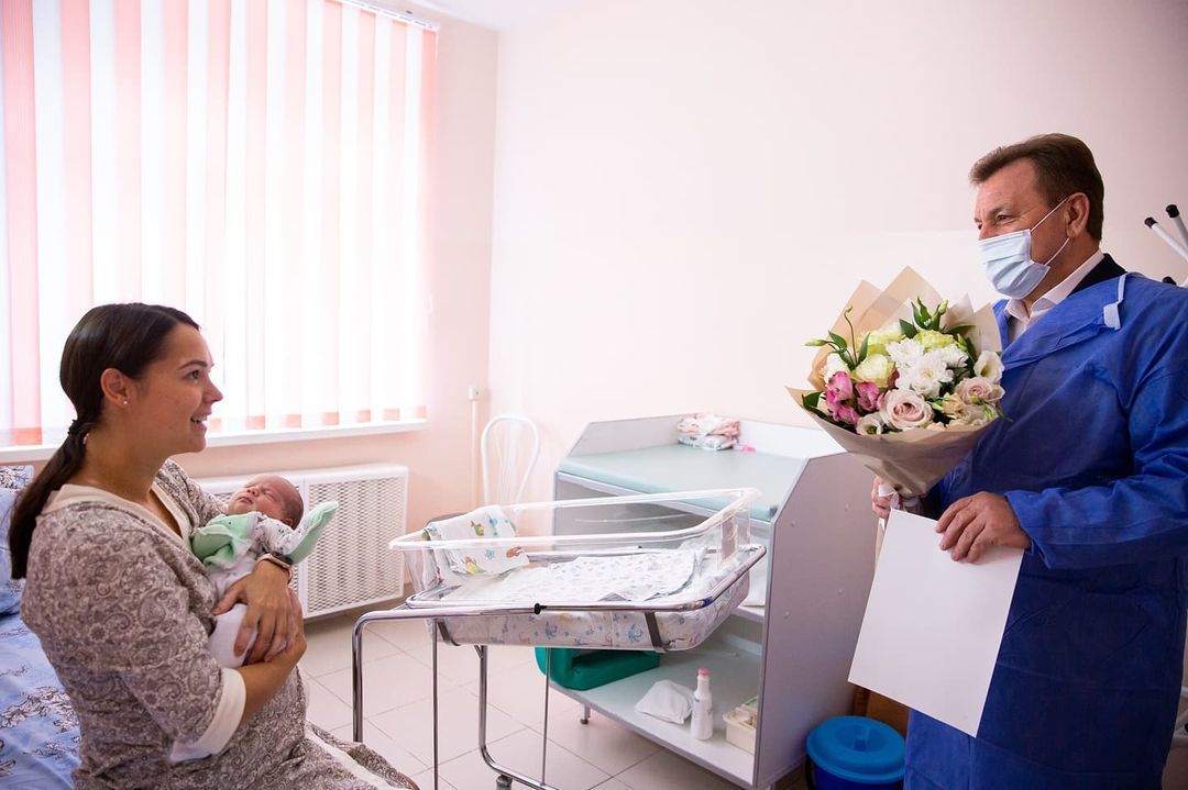 В День города Ставрополя Иван Ульянченко поздравил мам с рождением детей. Фото: instagram.com/iiulyanchenko/.