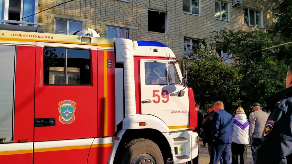 Специалисты выясняют причины хлопка газа в Изобильном. Фото: ГУ МЧС России по Ставрополью.