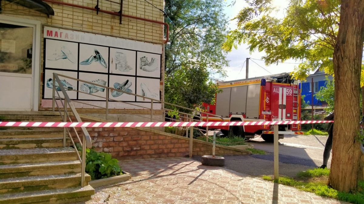 Специалисты выясняют причины хлопка газа в Изобильном. Фото: ГУ МЧС России по Ставрополью.