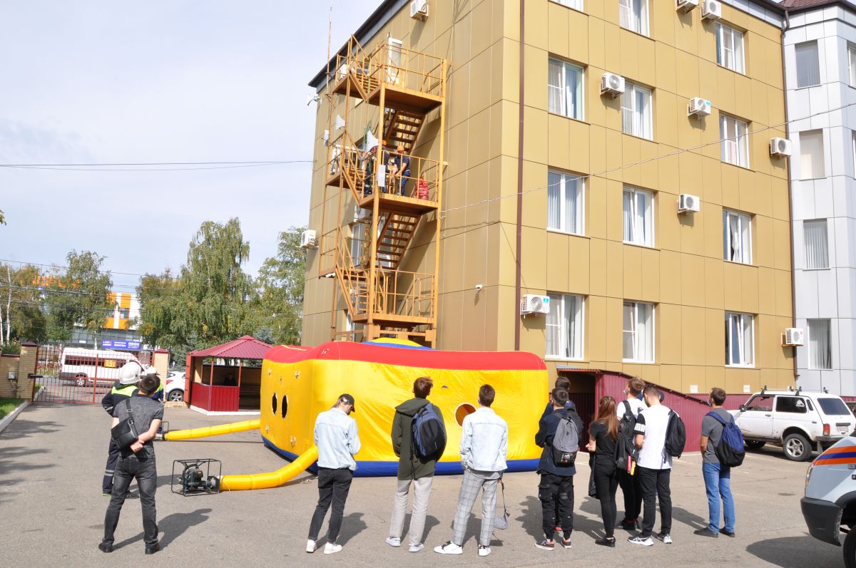 Студентов СКФУ познакомили с работой ставропольских спасателей. Фото: администрация Ставрополя.