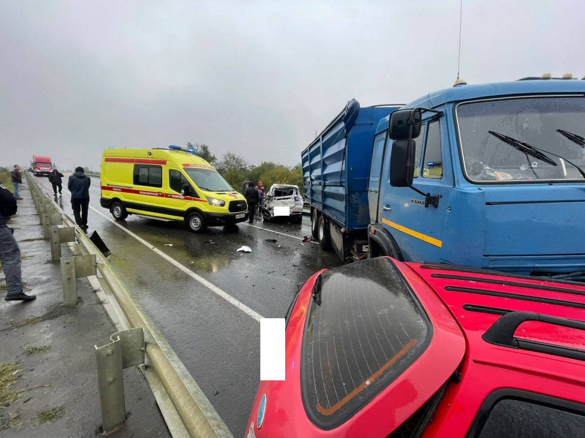 Пять легковушек попали в ДТП в «КАМАЗом» на Северном обходе в Ставрополе. Фото: УГИБДД ГУ МВД РФ по Ставропольскому краю Пять легковушек попали в ДТП в «КАМАЗом» на Северном обходе в Ставрополе. Фото: УГИБДД ГУ МВД РФ по Ставропольскому краю