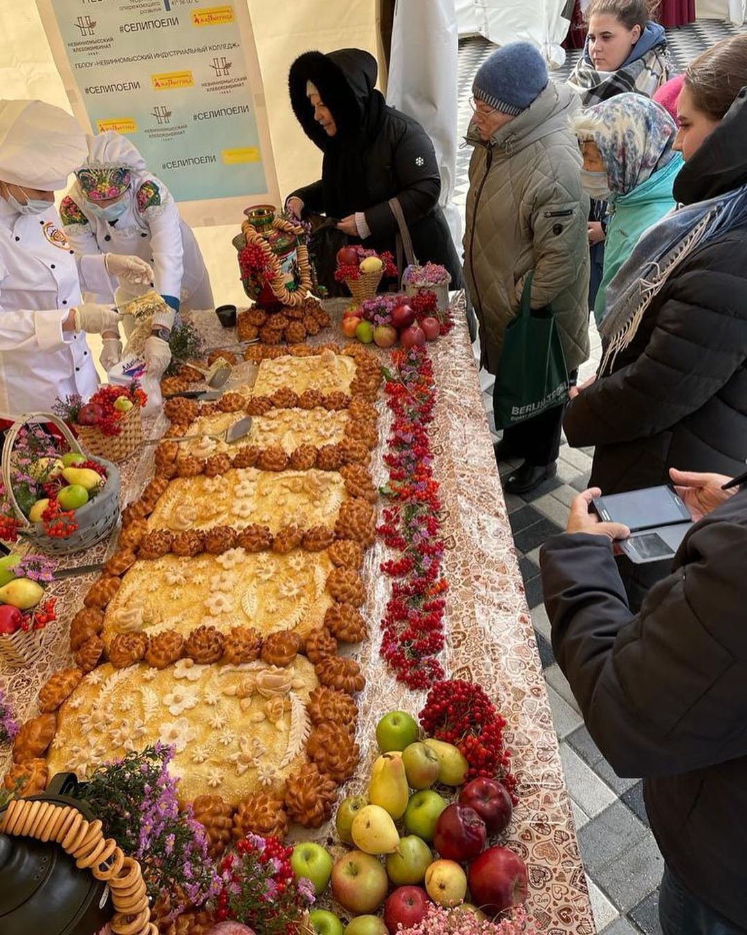 В Солнечнодольске «повара без границ» испекли курник размером 1,2 на 2 метра. Фото: instagram.com/minenkov_ma/