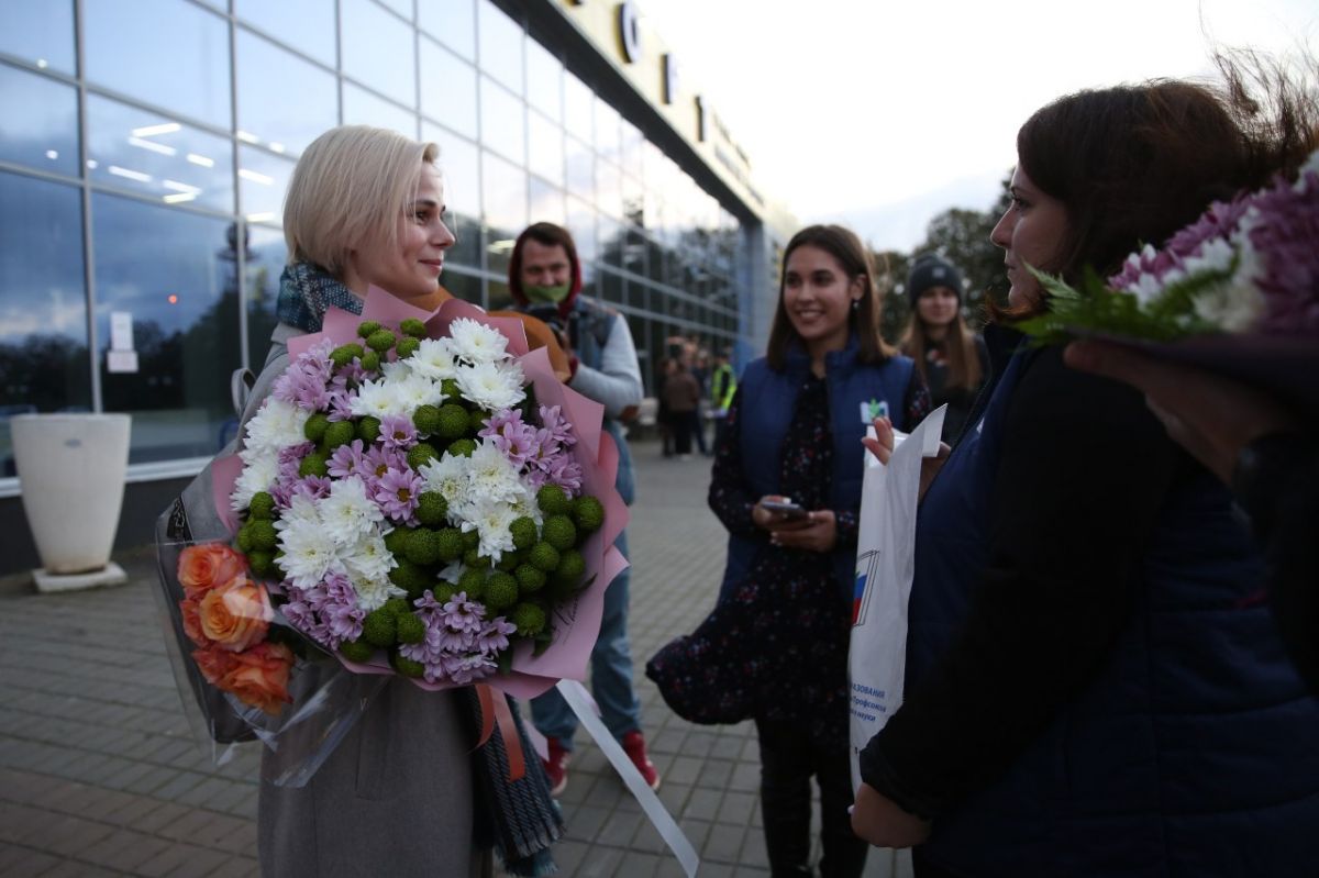 Призер конкурса «Учитель года – 2021»  Анастасия Шрамко вернулась в Ставрополь с двумя пеликанами. Фото: администрация Ставрополя.