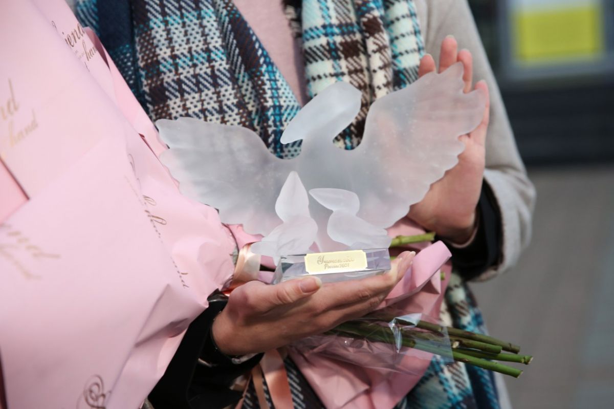 Призер конкурса «Учитель года – 2021»  Анастасия Шрамко вернулась в Ставрополь с двумя пеликанами. Фото: администрация Ставрополя.
