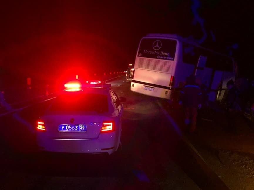 Один человек погиб и трое пострадали в аварии с автобусом на Ставрополье. Фото: УГИБДД по СК. Один человек погиб и трое пострадали в аварии с автобусом на Ставрополье. Фото: УГИБДД по СК.