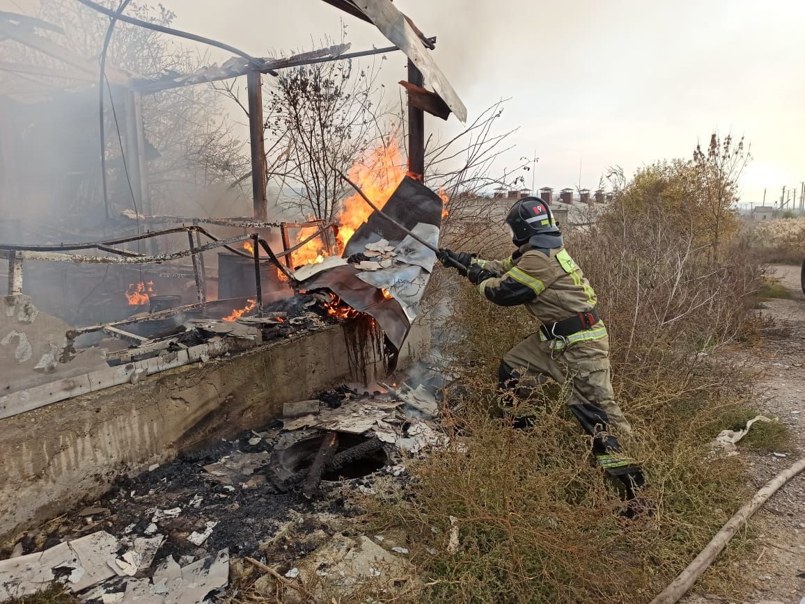 В Михайловске загорелось неэксплуатируемое здание на территории птицефабрики. Фото: ГУ МЧС России по Ставрополью. 