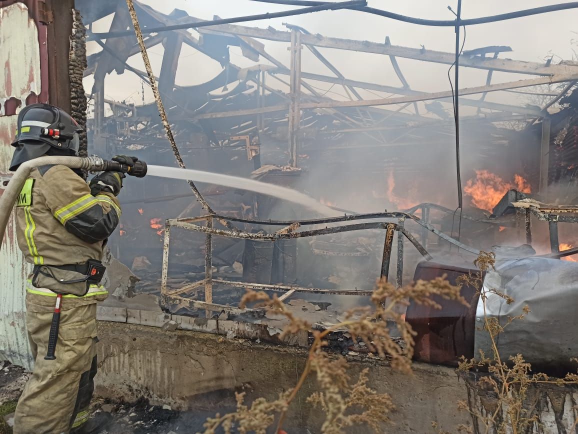 В Михайловске загорелось неэксплуатируемое здание на территории птицефабрики. Фото: ГУ МЧС России по Ставрополью. 