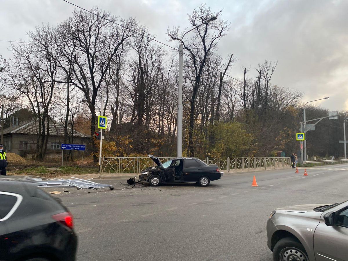 Травму головы и предплечья получил автомобилист в Ставрополе. Фото: УГИБДД по СК.