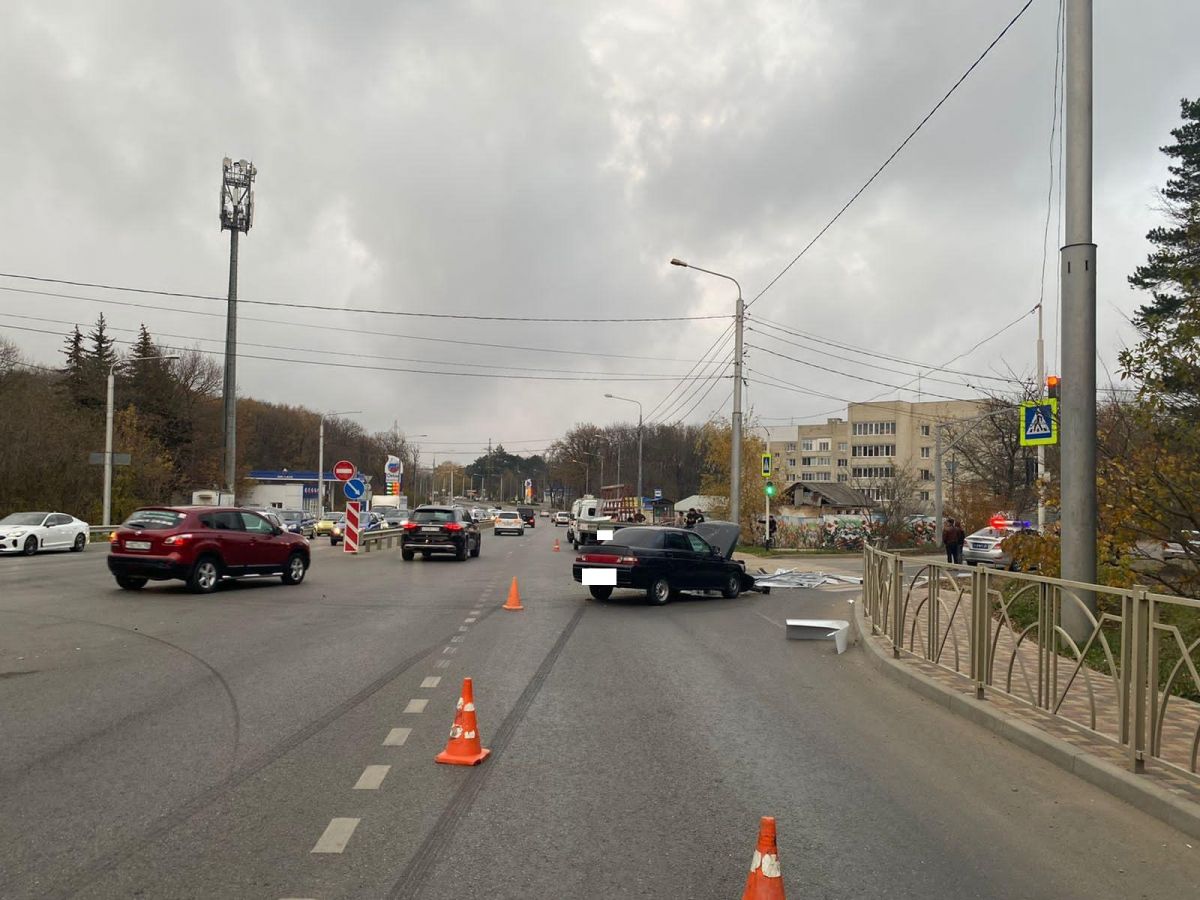 Травму головы и предплечья получил автомобилист в Ставрополе. Фото: УГИБДД по СК.