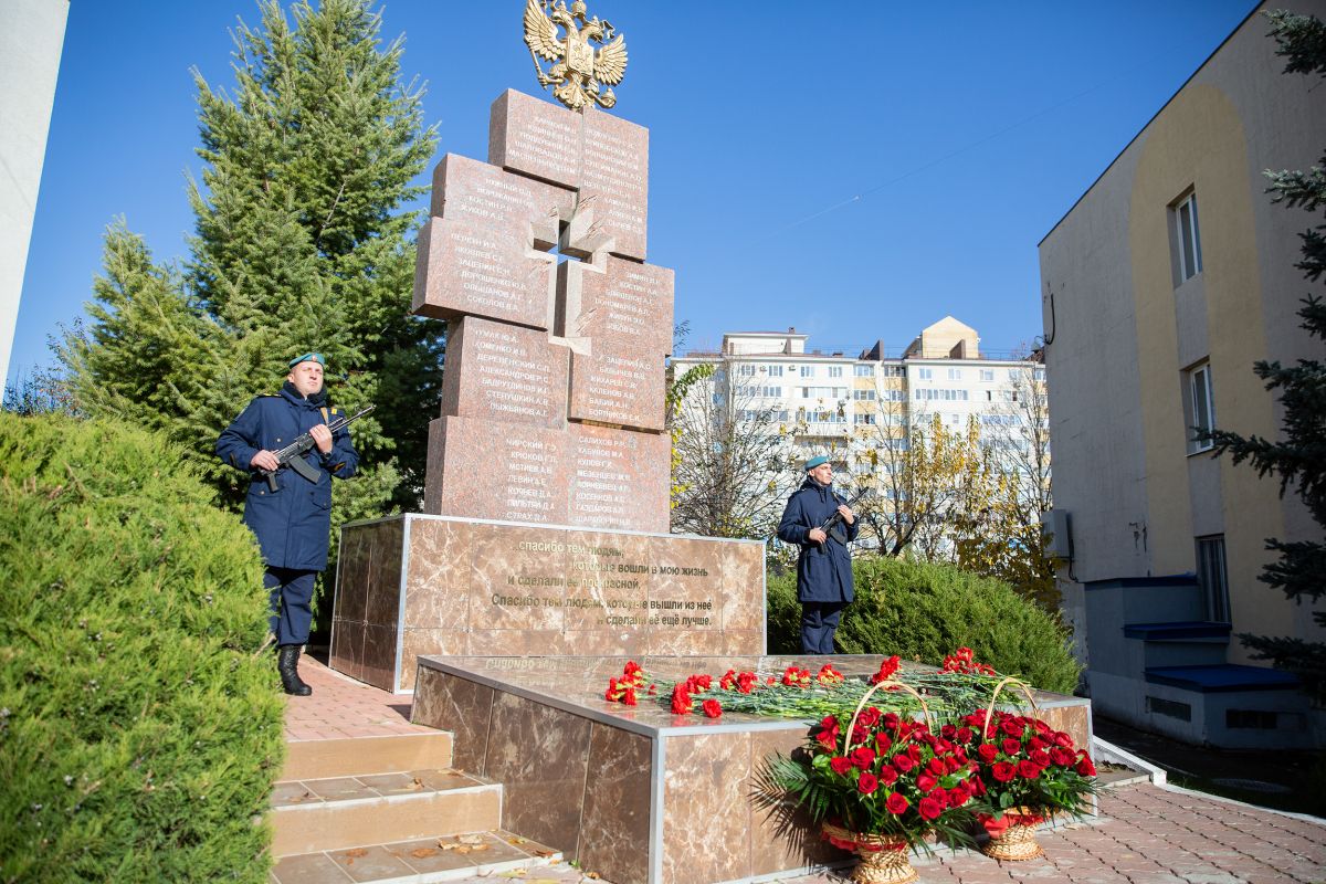 Памятник Духина Ставрополь. Герой России Ставрополь.