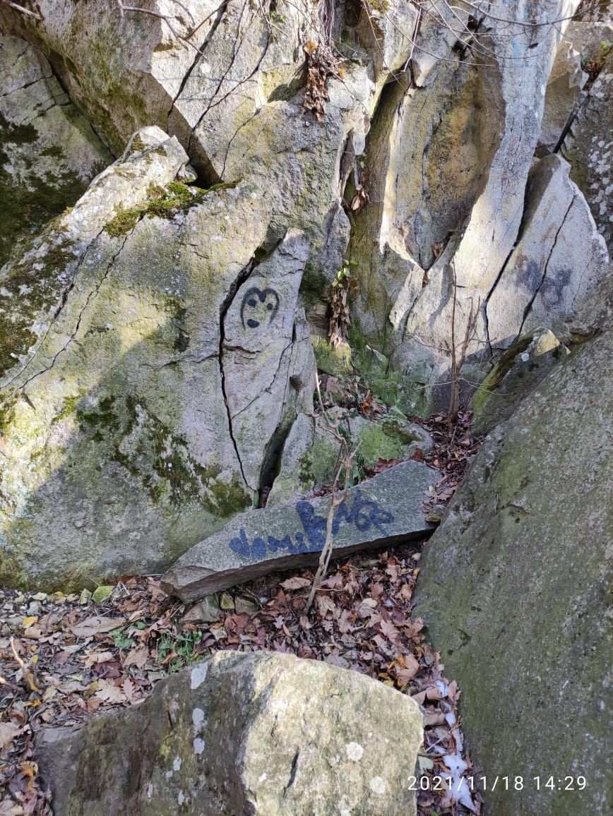 Вандалы разрисовали пещеру Вечной мерзлоты в Железноводске. Фото: администрация Железноводска Вандалы разрисовали пещеру Вечной мерзлоты в Железноводске. Фото: администрация Железноводска