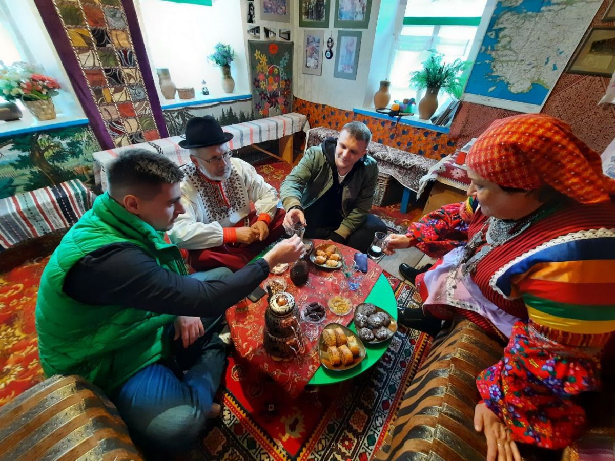 Резидент Comedy Club Оганес Григорян посетил казачье подворье на Ставрополье. Фото: администрация Предгорного округа