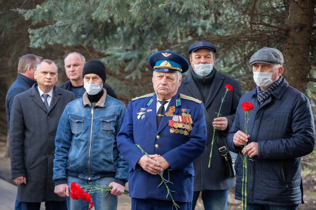 В Ставрополе открыли мемориальные доски в память о военных летчиках Аркадии Селютине и Николае Голодникове. Фото: администрация Ставрополя