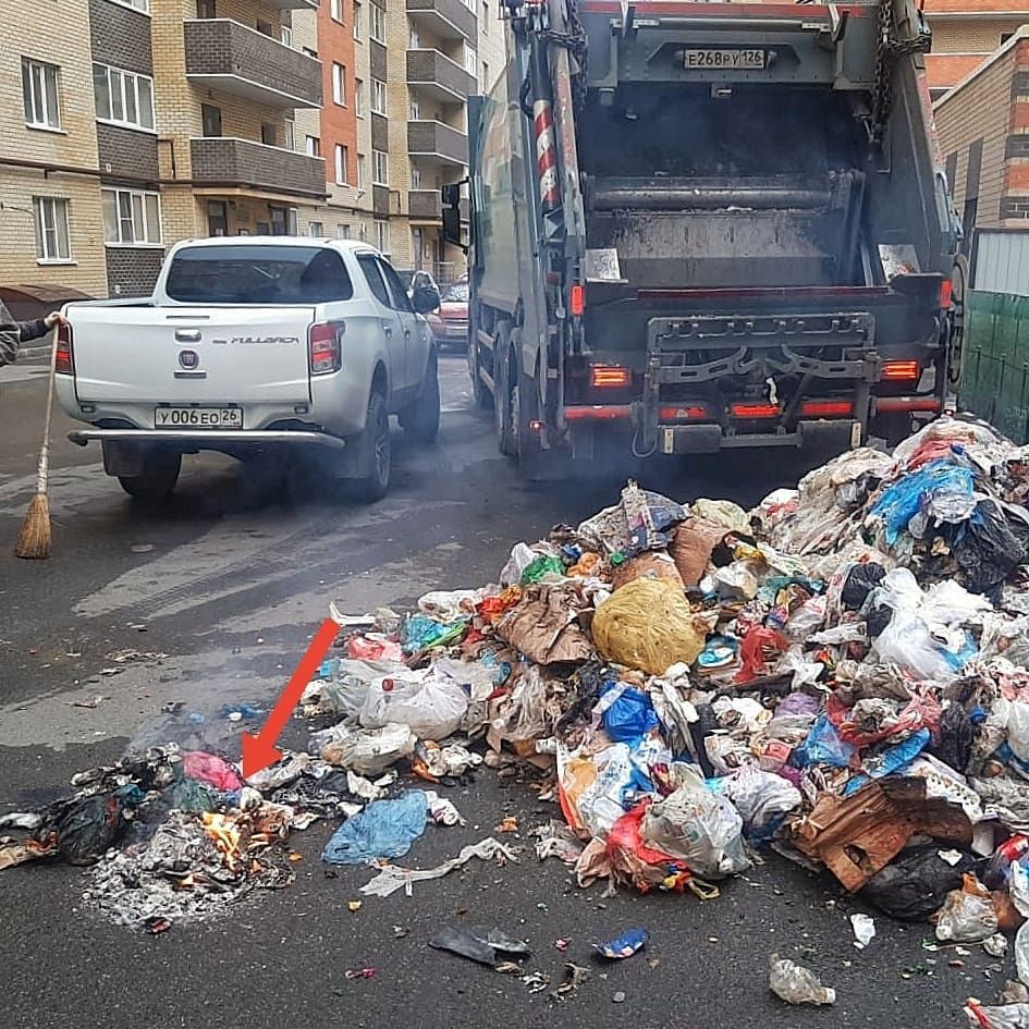 В Ставрополе загорелось содержимое мусоровоза. Фото: instagram.com/ecocity26. В Ставрополе загорелось содержимое мусоровоза. Фото: instagram.com/ecocity26.