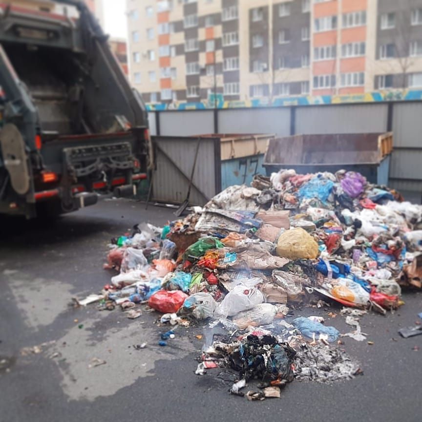 В Ставрополе загорелось содержимое мусоровоза. Фото: instagram.com/ecocity26. В Ставрополе загорелось содержимое мусоровоза. Фото: instagram.com/ecocity26.