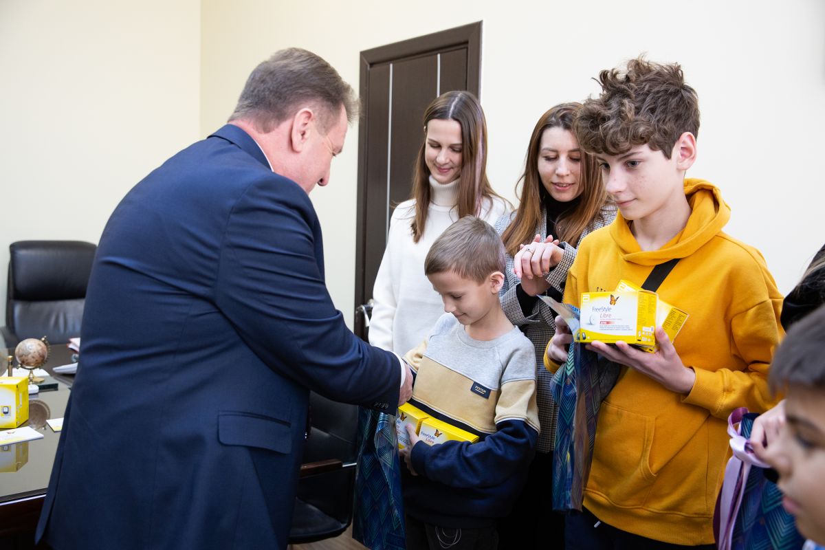 В Ставрополе четыре ребенка с диабетом получили системы мониторирования глюкозы крови. Фото: администрация Ставрополя.