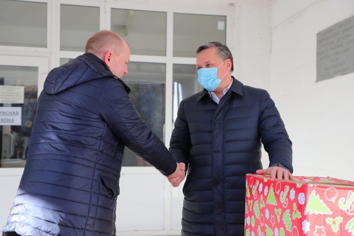 В Пятигорске дежурные в новогоднюю ночь врачи «красной зоны» получили подарки. Фото: администрация Пятигорска