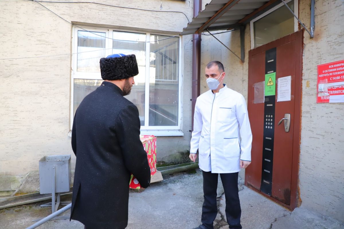 В Пятигорске дежурные в новогоднюю ночь врачи «красной зоны» получили подарки. Фото: администрация Пятигорска