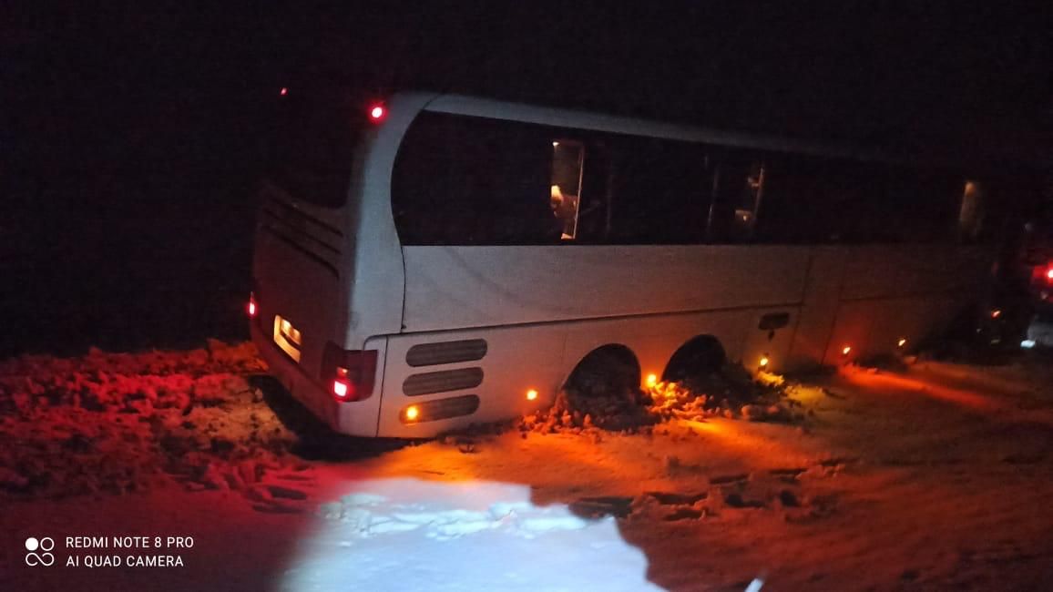 На Ставрополье рейсовый автобус «Астрахань-Краснодар» застрял на дороге. Фото: ГУ МЧС по Ставропольскому краю