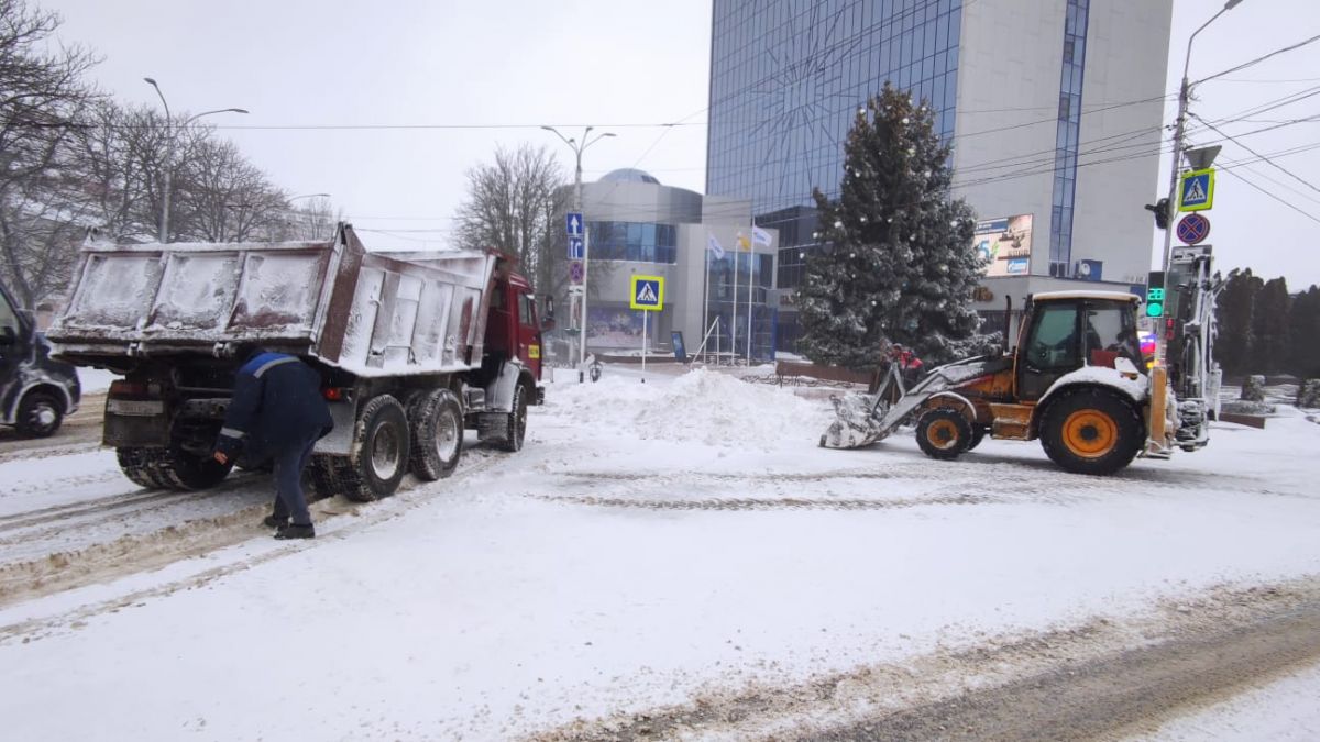 90 снегоуборочных машин работают на улицах Ставрополя из-за снегопада. Фото: администрация Ставрополя.