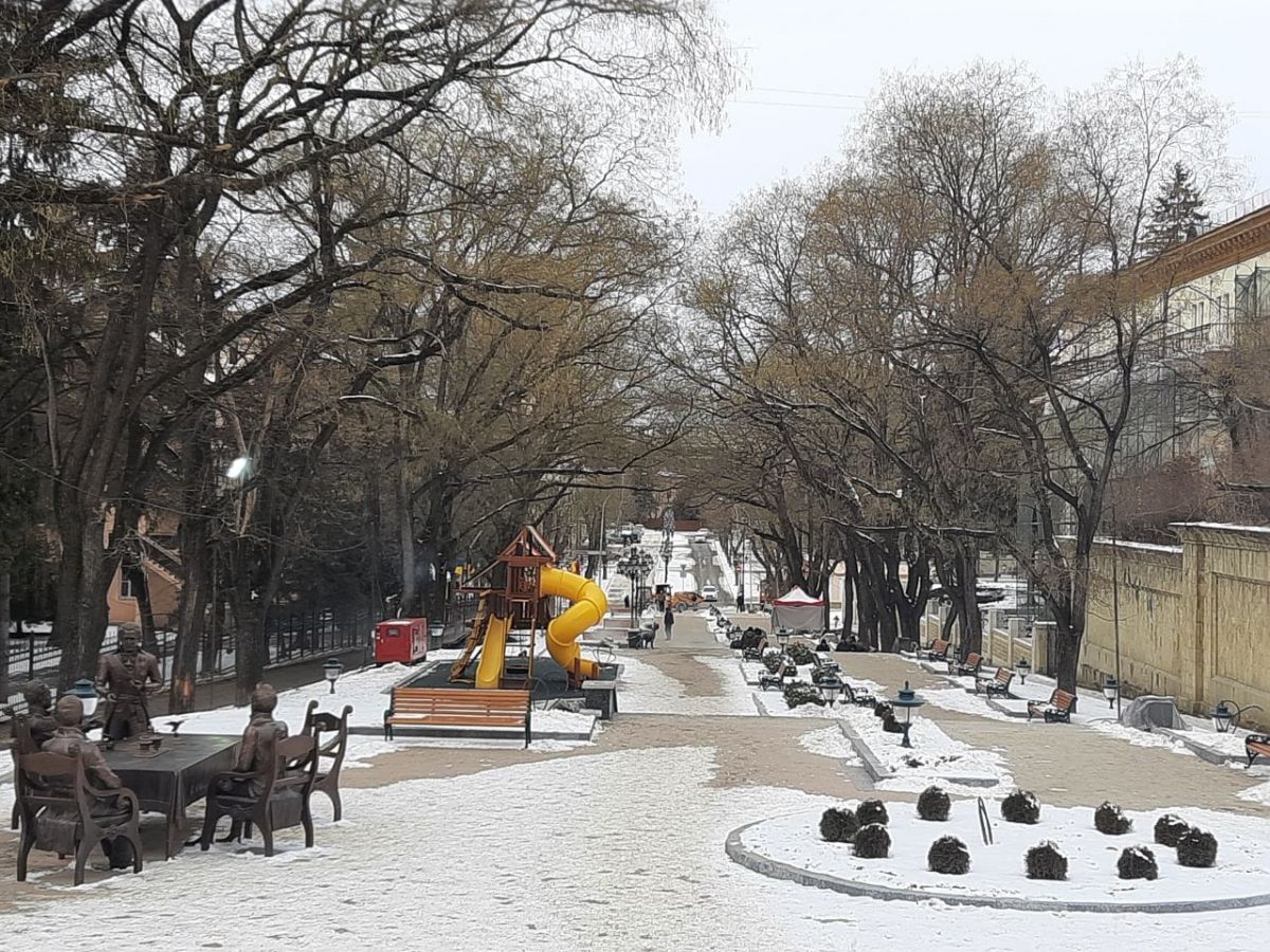 В Кисловодске на проспекте Ленина установили детскую площадку. Фото: администрация Кисловодска.