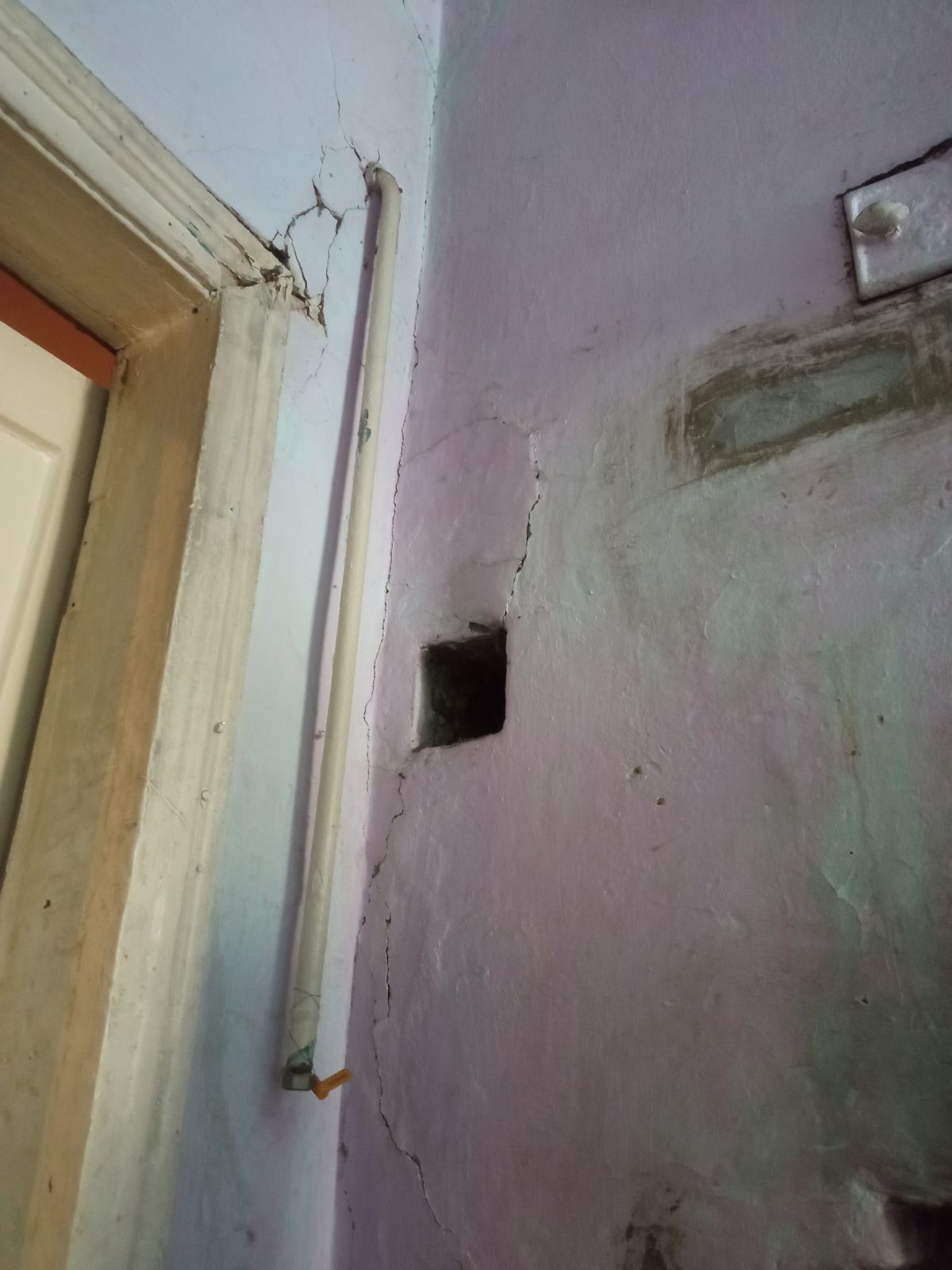 Дом с «кричащими» стенами обнаружили в центре Ставрополя. Фото: АТВмедиа Дом с «кричащими» стенами обнаружили в центре Ставрополя. Фото: АТВмедиа