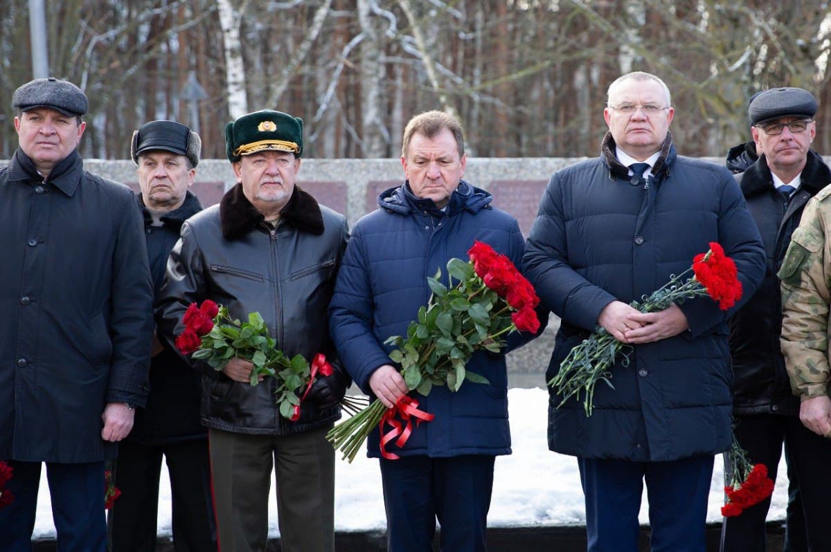 В Ставрополе прошло возложение цветов к памятнику воинам-афганцам. Фото: администрация Ставрополя.