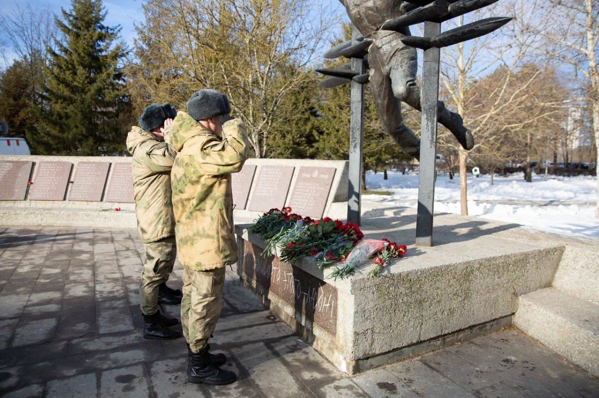 В Ставрополе прошло возложение цветов к памятнику воинам-афганцам. Фото: администрация Ставрополя.