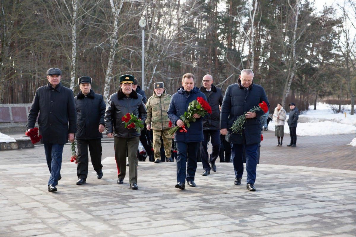 В Ставрополе прошло возложение цветов к памятнику воинам-афганцам. Фото: администрация Ставрополя.
