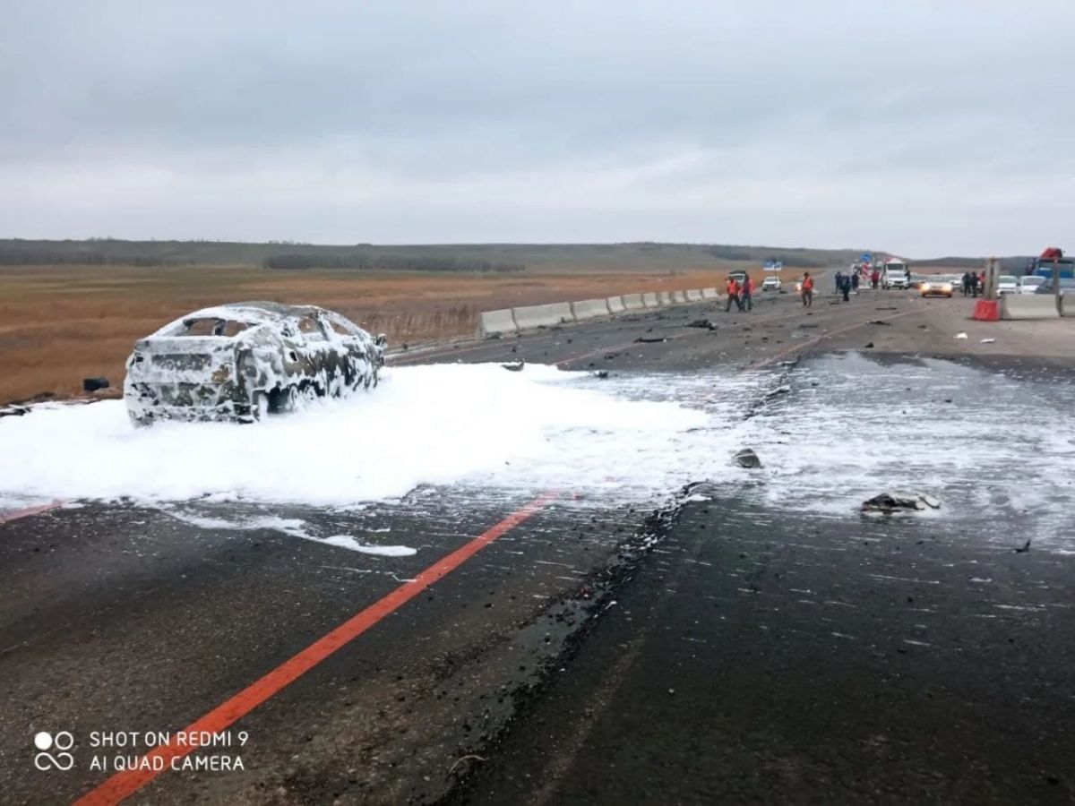 Госавтоинспекция Ставрополья выясняет причины смертельного наезда на железобетонное ограждение. Фото: УГИБДД по СК. Госавтоинспекция Ставрополья выясняет причины смертельного наезда на железобетонное ограждение. Фото: УГИБДД по СК.