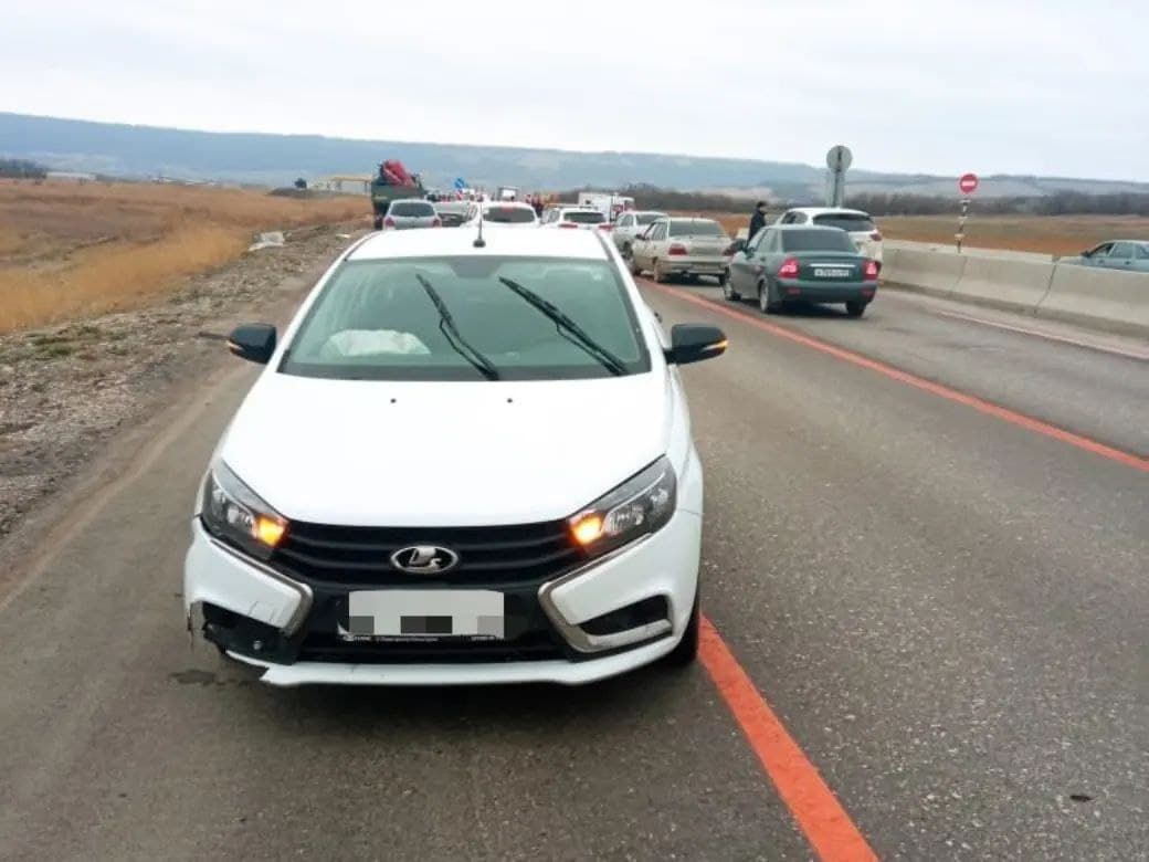 Госавтоинспекция Ставрополья выясняет причины смертельного наезда на железобетонное ограждение. Фото: УГИБДД по СК. Госавтоинспекция Ставрополья выясняет причины смертельного наезда на железобетонное ограждение. Фото: УГИБДД по СК.