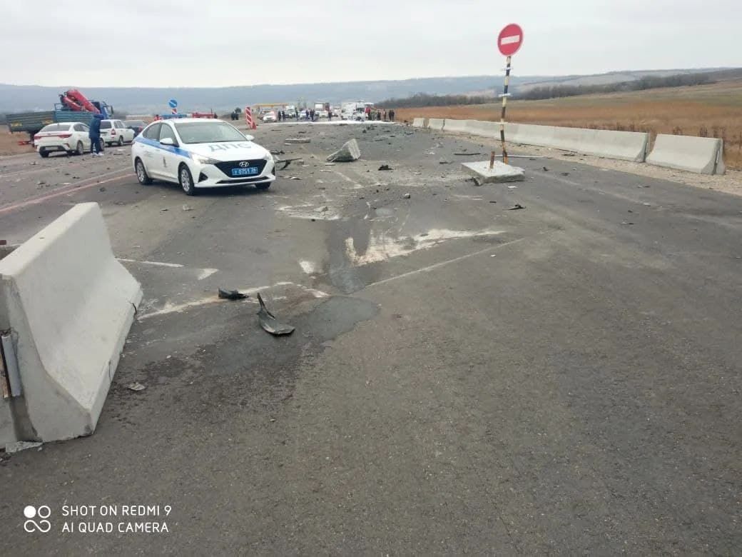 Госавтоинспекция Ставрополья выясняет причины смертельного наезда на железобетонное ограждение. Фото: УГИБДД по СК. Госавтоинспекция Ставрополья выясняет причины смертельного наезда на железобетонное ограждение. Фото: УГИБДД по СК.