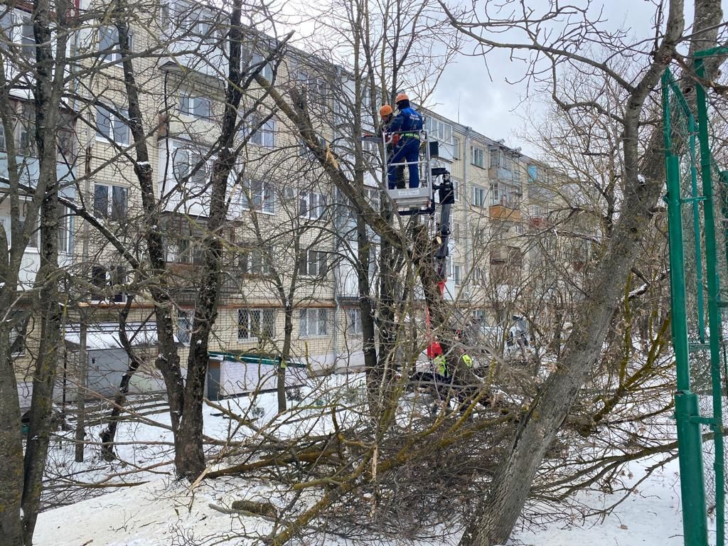 В Ставрополе восстановительные работы после урагана полностью завершат до конца дня 6 марта. Фото: администрация Ставрополя. В Ставрополе восстановительные работы после урагана полностью завершат до конца дня 6 марта. Фото: администрация Ставрополя.