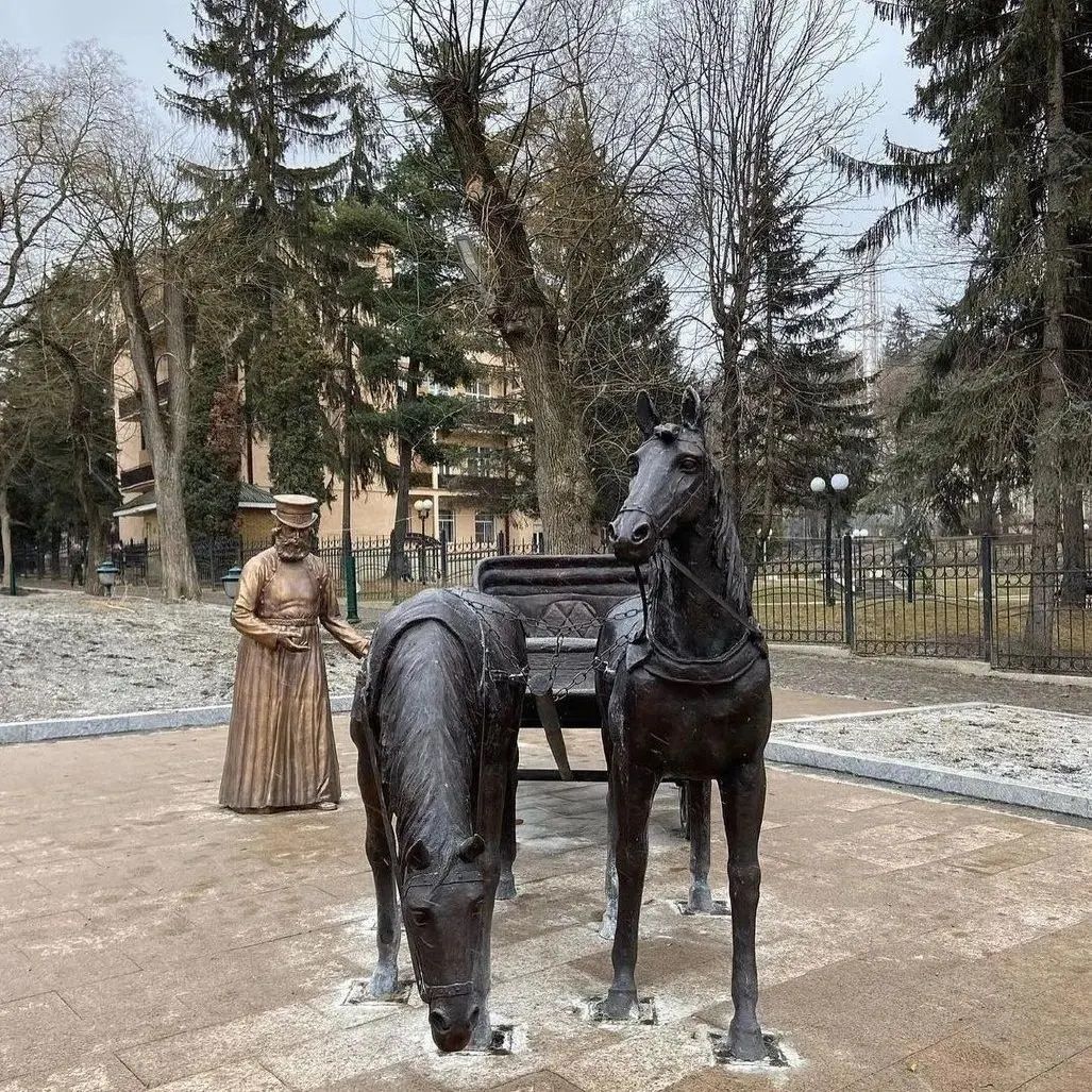 В Кисловодске на проспекте Ленина установили скульптуру в виде ландо с 2  лошадьми и кучером | 07.03.2022 | Ставрополь - БезФормата