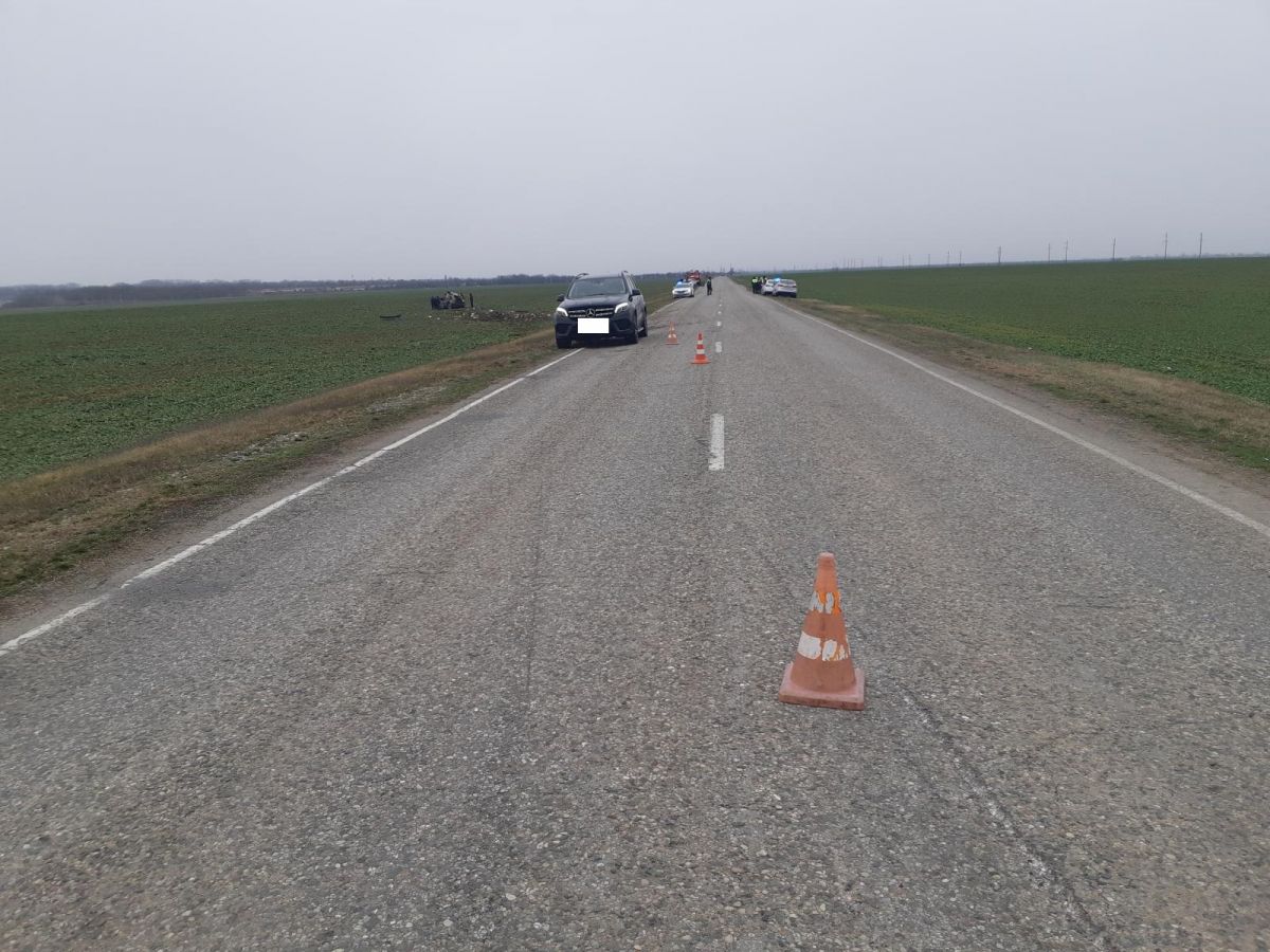 В Курском округе водитель на высокой скорости съехал с дороги и перевернулся. Фото: УГИБДД по СК.