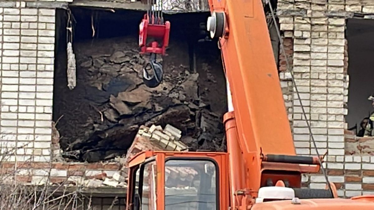 В селе Труновское на Ставрополье обрушилось здание детского сада, под завалами находится 14-летний ребенок. Фото: ГУ МЧС России по СК.