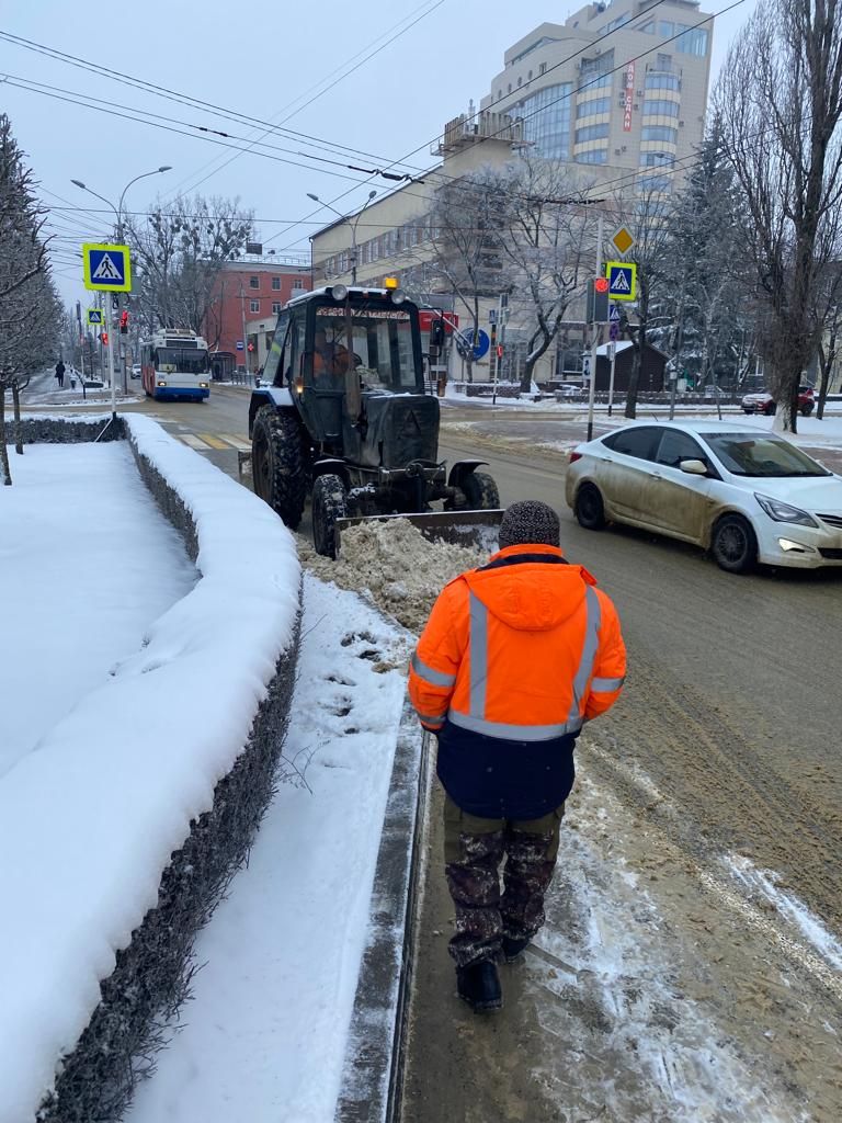 Для уборки снега в Ставрополе ночью на дороги вышли 84 спецмашины |  12.03.2022 | Ставрополь - БезФормата