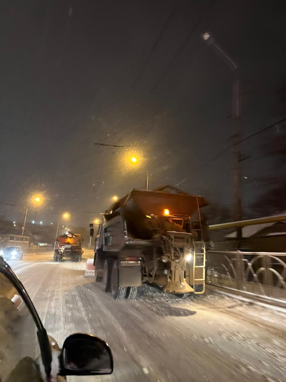 Для уборки снега в Ставрополе ночью на дороги вышли 84 спецмашины. Фото: администрация Ставрополя