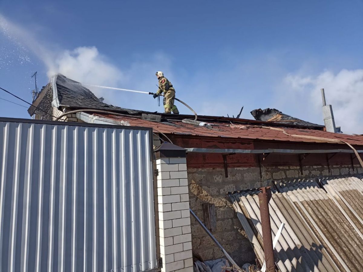 В селе Покойном на Ставрополье произошел пожар в двухэтажном частном доме. Фото: ГУ МЧС России по СК.