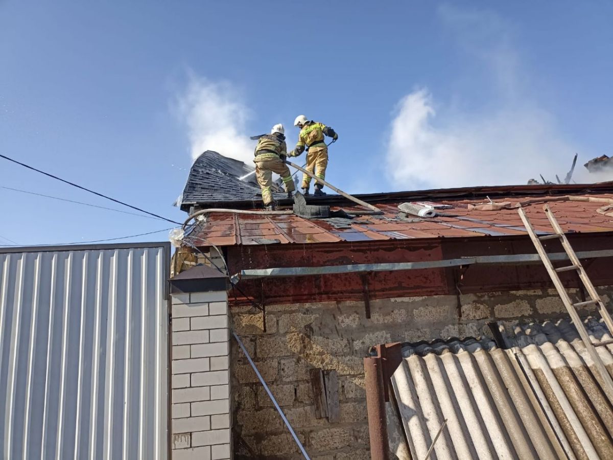 В селе Покойном на Ставрополье произошел пожар в двухэтажном частном доме. Фото: ГУ МЧС России по СК.
